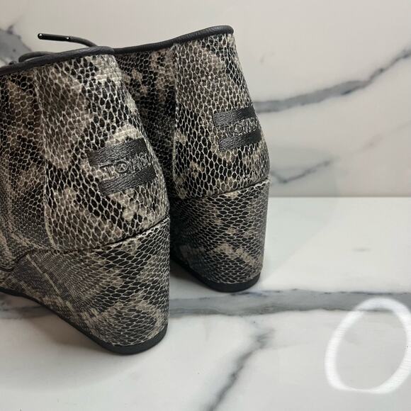 TOMS | Women's Black Brown Reptile Print Lace-Up Short Wedge Bootie Sz 9 - Picture 5 of 9